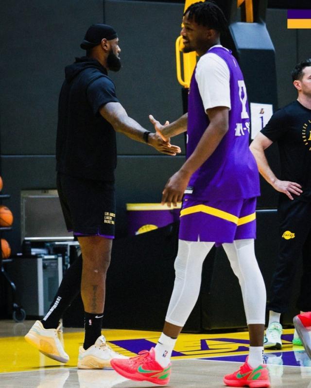 湖人备战季后赛！詹皇加练三种武器，布朗尼扮华子